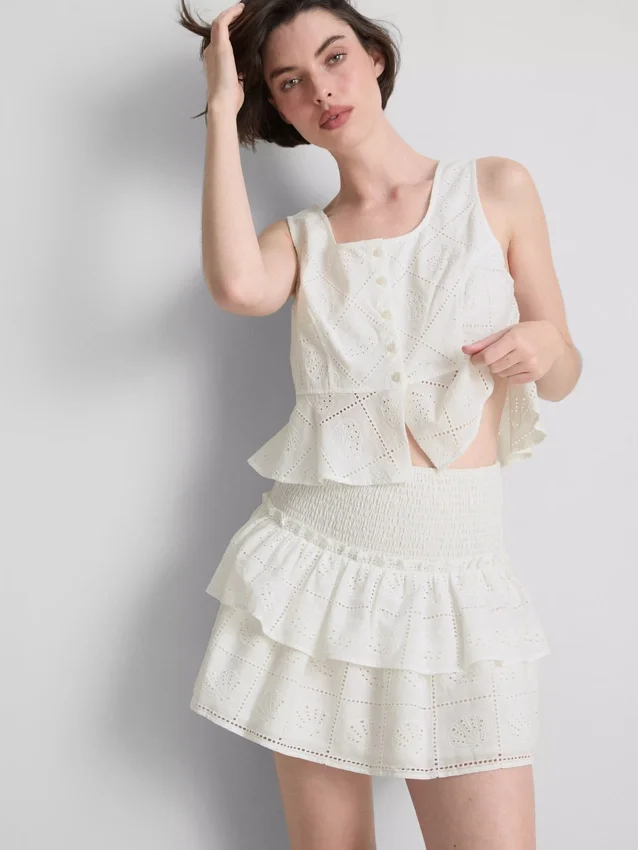 Mini-nederdel i bomuld med lag-på-lag-design og broderi