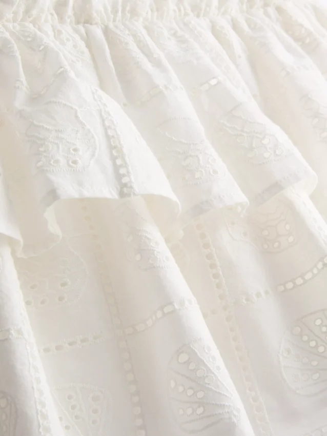 Mini-nederdel i bomuld med lag-på-lag-design og broderi