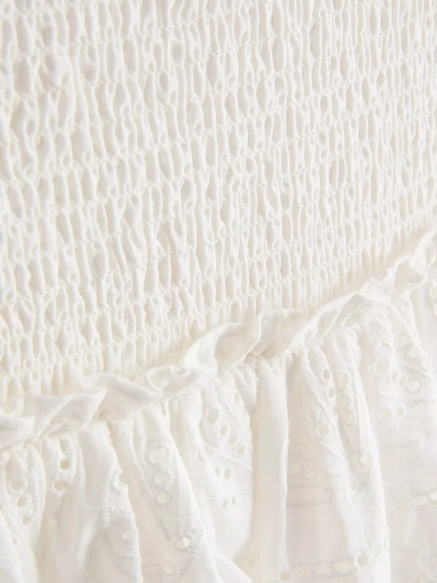 Mini-nederdel i bomuld med lag-på-lag-design og broderi