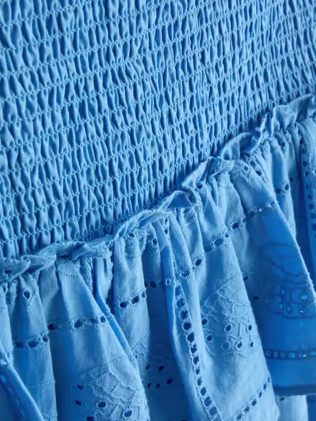 Mini-nederdel i bomuld med lag-på-lag-design og broderi
