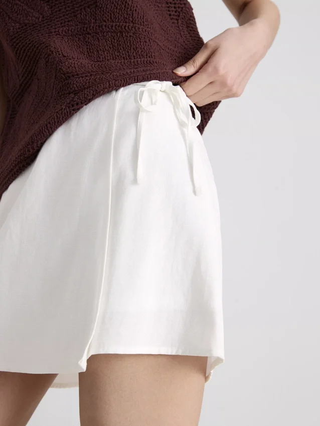 Mini-skort i linneblanding med bindebånd i siden