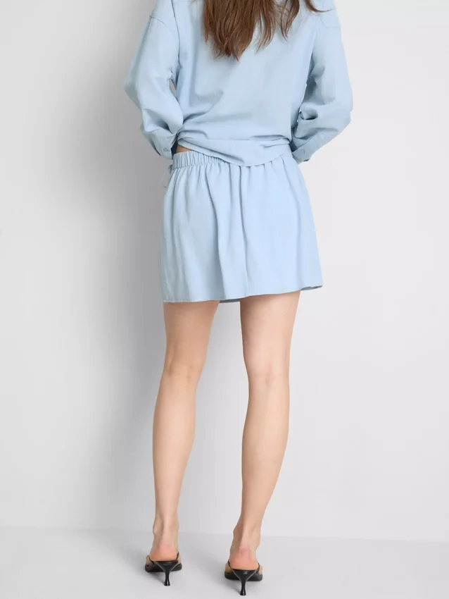 Mini-skort i linneblanding med bindebånd i siden
