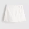 Mini-skort i linneblanding med bindebånd i siden