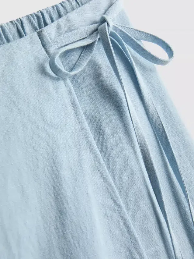 Mini-skort i linneblanding med bindebånd i siden