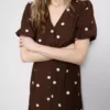 Minikjole med knapper og pufærmer
