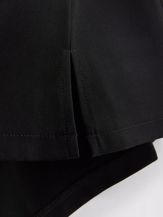 Miniskirt med slids i nederkanten