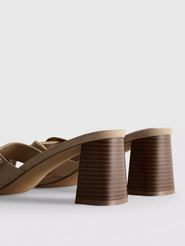 Mule-sandaler med spænde og blokhæl
