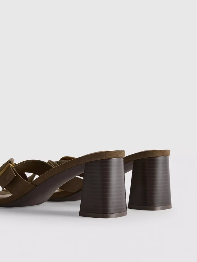 Mule-sandaler med spænde og blokhæl