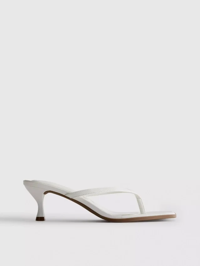 Mule-sandaler med tårem og hæl