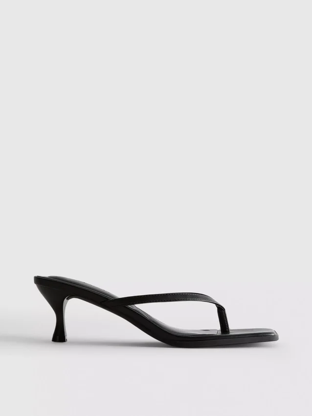Mule-sandaler med tårem og hæl