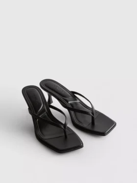 Mule-sandaler med tårem og hæl