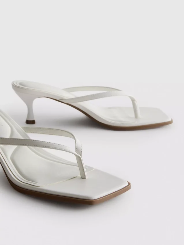 Mule-sandaler med tårem og hæl