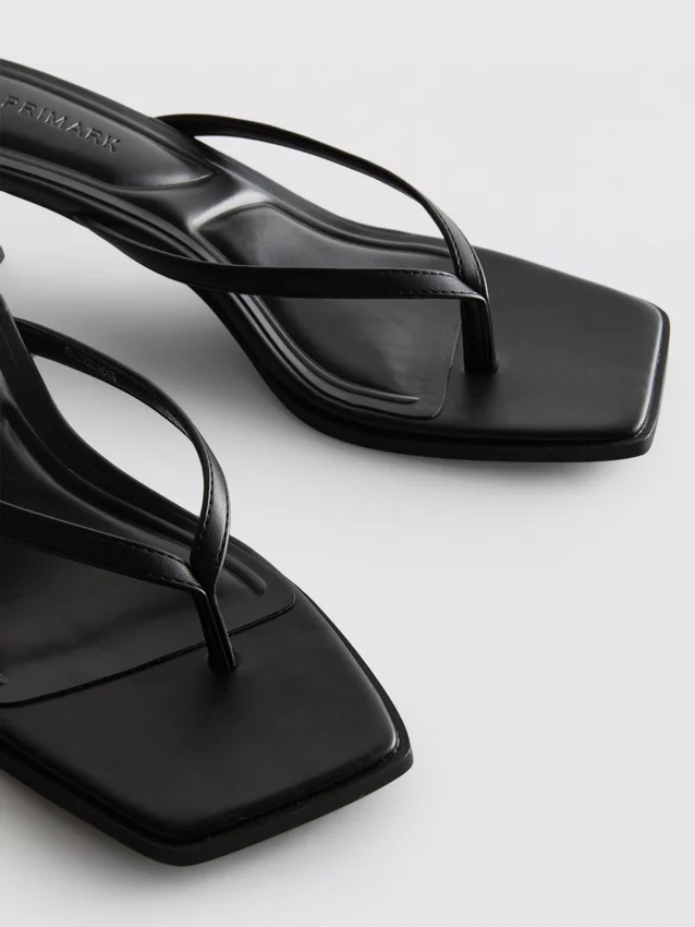 Mule-sandaler med tårem og hæl