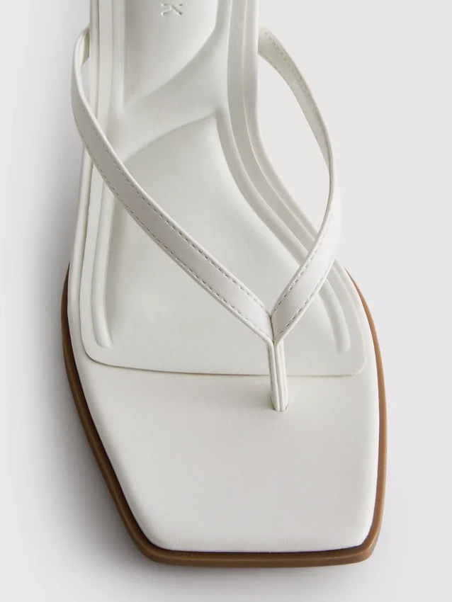 Mule-sandaler med tårem og hæl