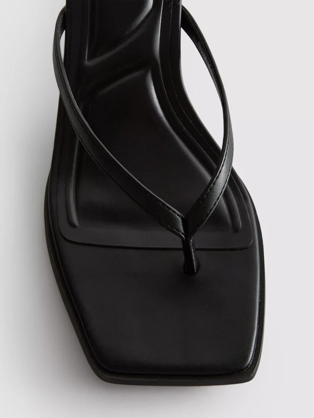 Mule-sandaler med tårem og hæl