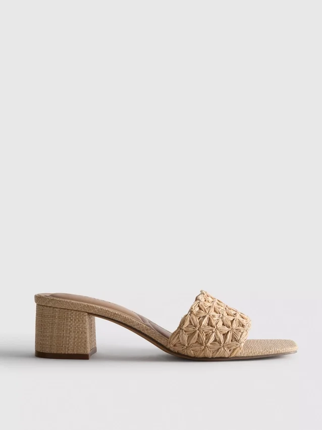 Mules med blokhæl i raffia