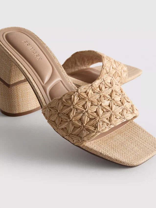 Mules med blokhæl i raffia