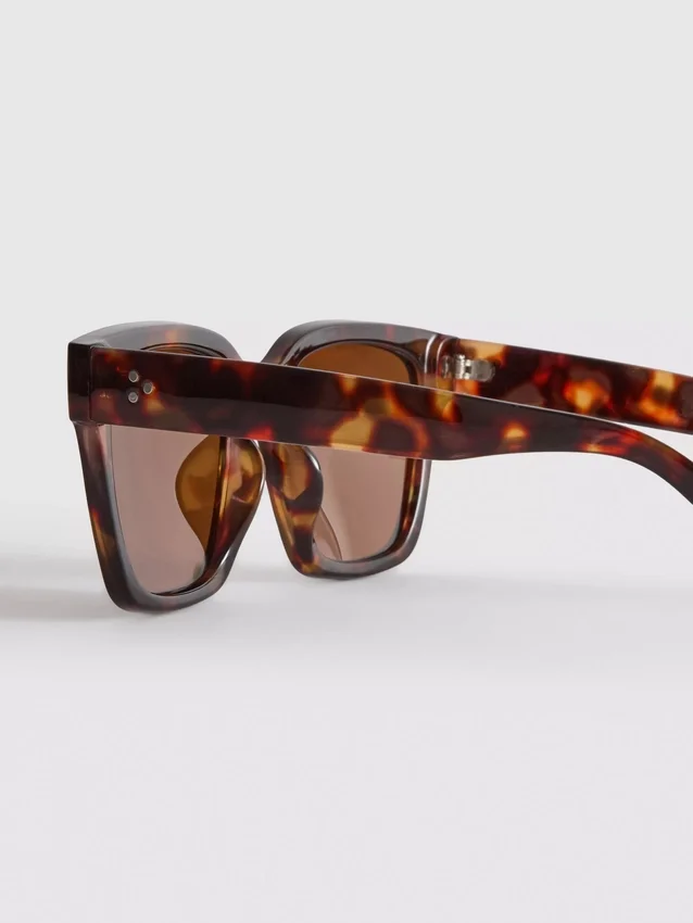 Overdimensionerede solbriller i cat-eye-stil