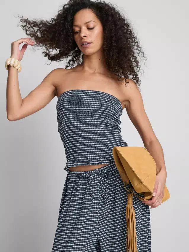 Paula Echevarría bandeau-top i gingham med flæser