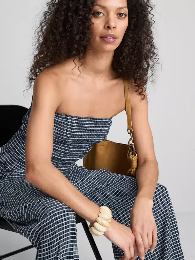 Paula Echevarría bandeau-top i gingham med flæser