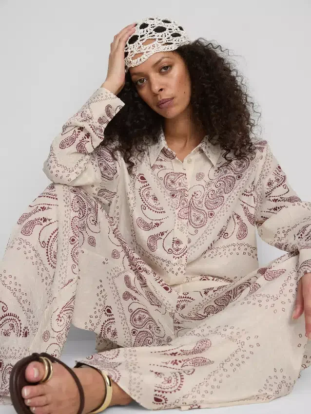 Paula Echevarría bukser med brede ben i krøllet satin