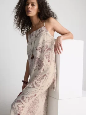 Paula Echevarría lang cami-top i krøllet satin