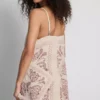 Paula Echevarría lang cami-top i krøllet satin