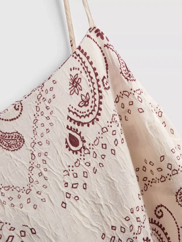 Paula Echevarría lang cami-top i krøllet satin
