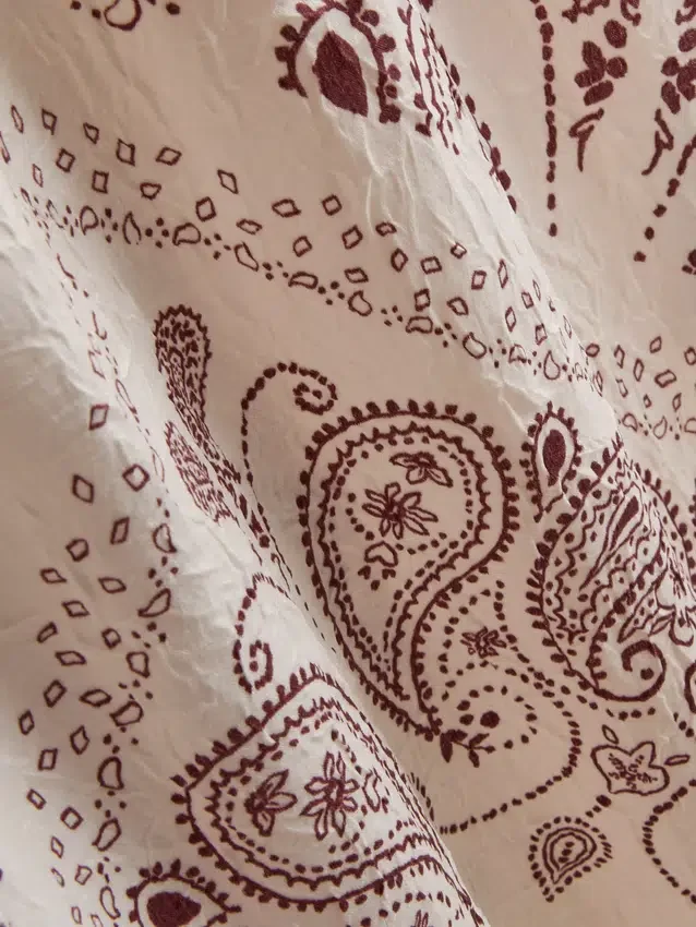 Paula Echevarría lang cami-top i krøllet satin