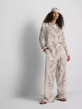Paula Echevarría paisley-skjorte i krøllet satin med knapper