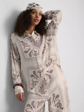 Paula Echevarría paisley-skjorte i krøllet satin med knapper