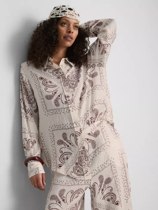 Paula Echevarría paisley-skjorte i krøllet satin med knapper