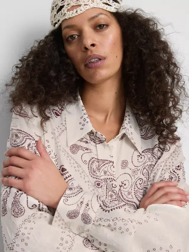 Paula Echevarría paisley-skjorte i krøllet satin med knapper