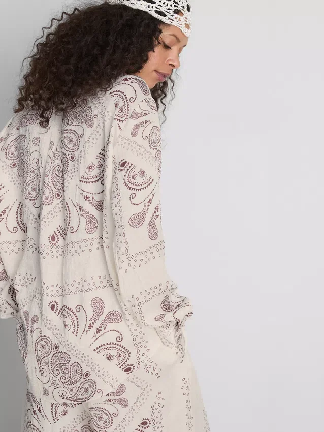 Paula Echevarría paisley-skjorte i krøllet satin med knapper