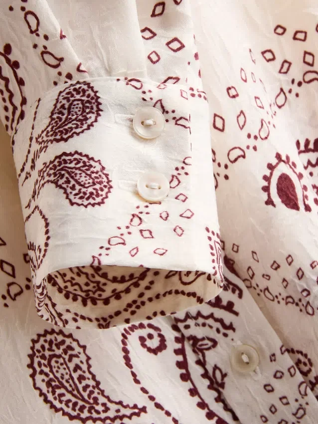 Paula Echevarría paisley-skjorte i krøllet satin med knapper