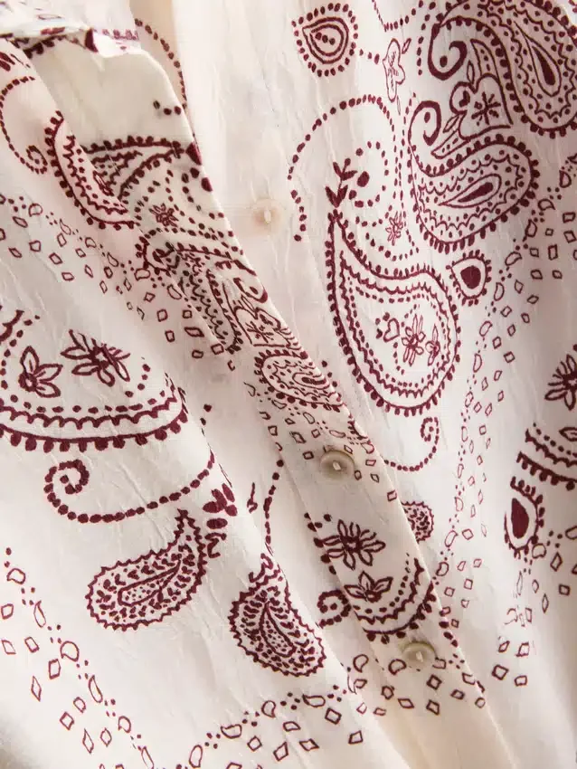 Paula Echevarría paisley-skjorte i krøllet satin med knapper