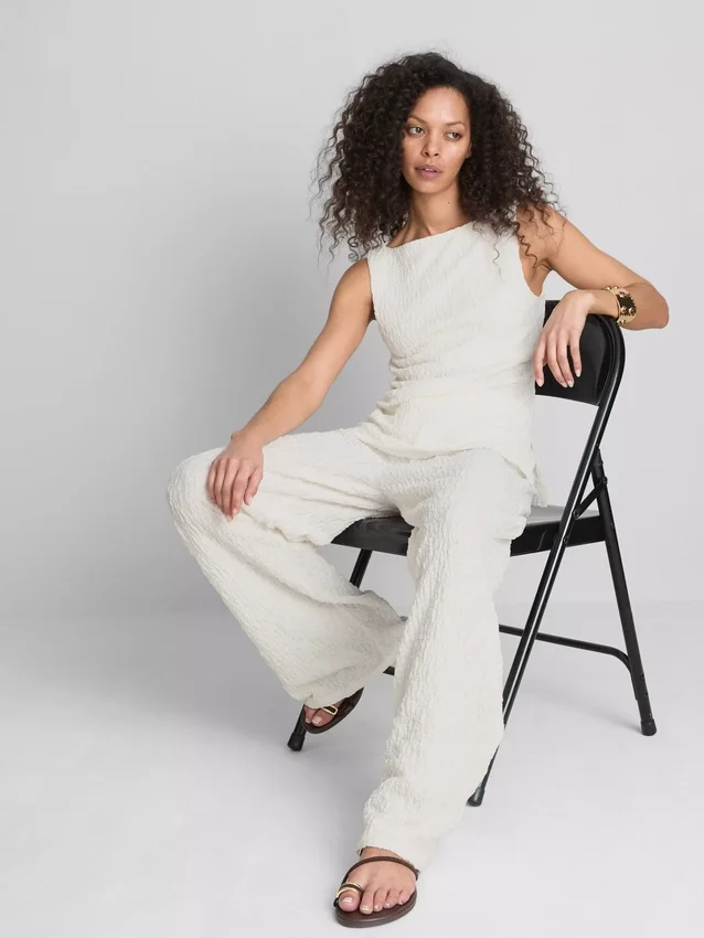 Paula Echevarría rynket, krøllet tanktop