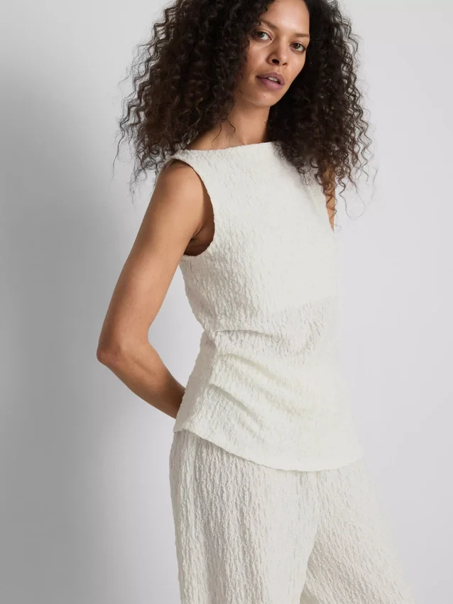Paula Echevarría rynket, krøllet tanktop