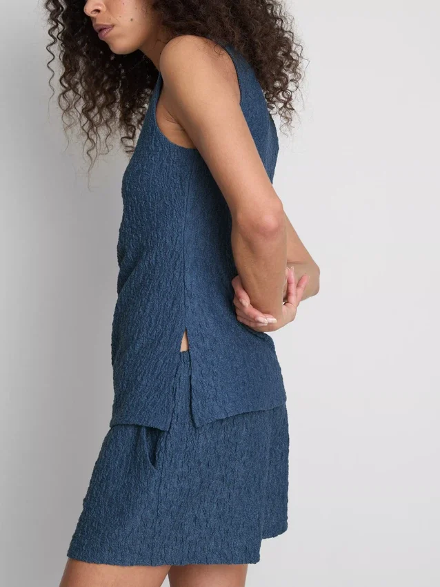 Paula Echevarría rynket, krøllet tanktop