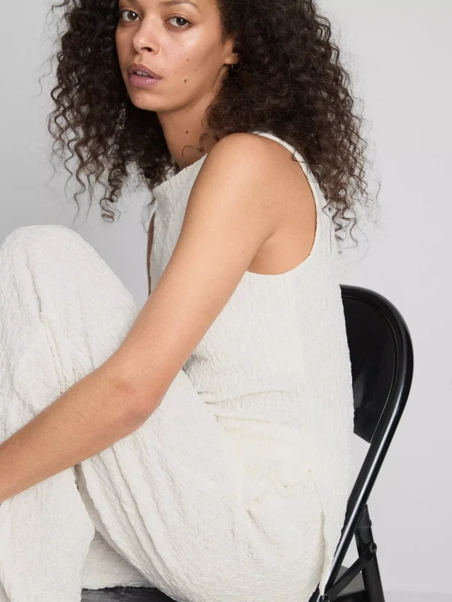 Paula Echevarría rynket, krøllet tanktop