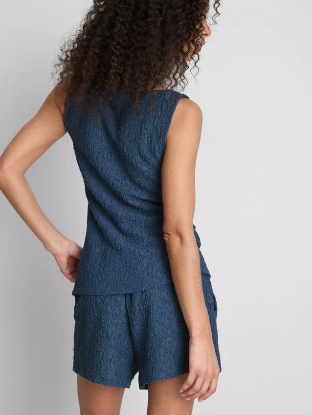 Paula Echevarría rynket, krøllet tanktop