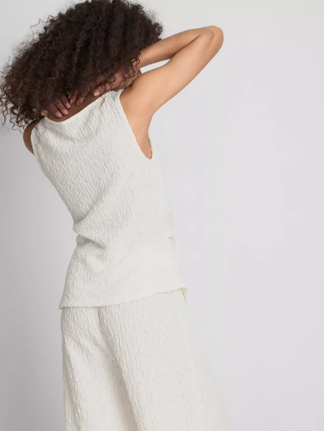 Paula Echevarría rynket, krøllet tanktop