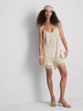 Paula Echevarría satin-cami-top med blonderkant