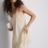 Paula Echevarría satin-cami-top med blonderkant