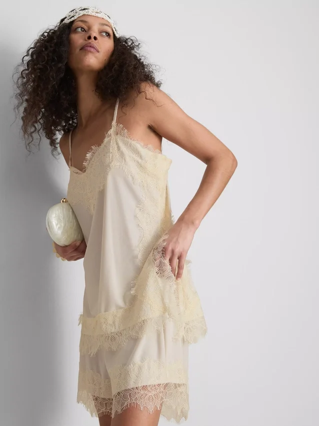 Paula Echevarría satin-cami-top med blonderkant