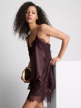 Paula Echevarría satin-cami-top med blonderkant
