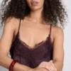 Paula Echevarría satin-cami-top med blonderkant