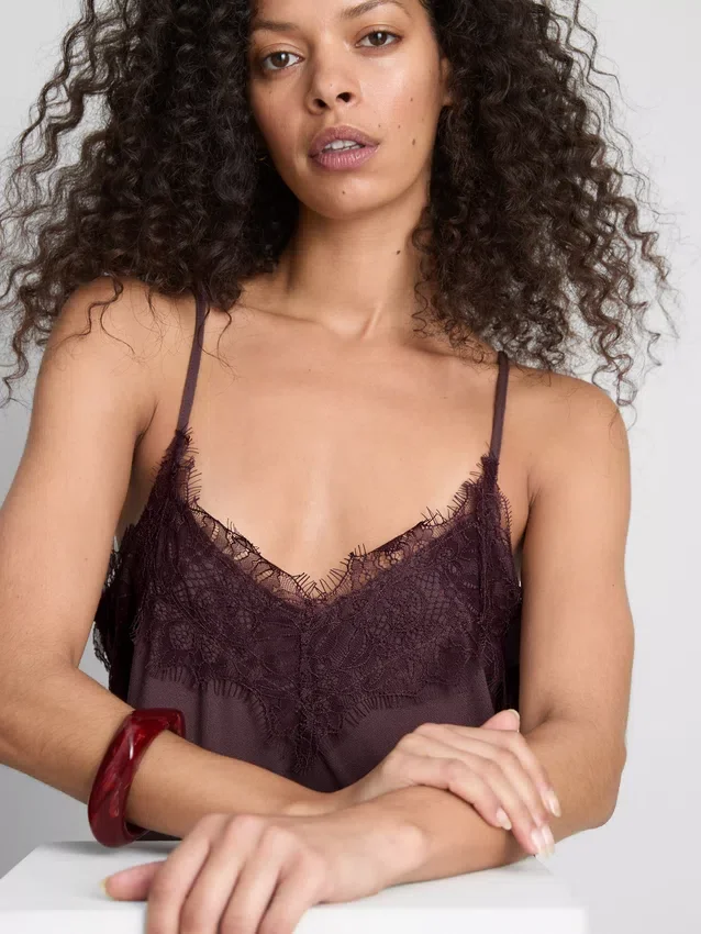 Paula Echevarría satin-cami-top med blonderkant