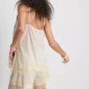 Paula Echevarría satin-cami-top med blonderkant
