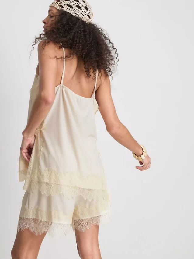 Paula Echevarría satin-cami-top med blonderkant